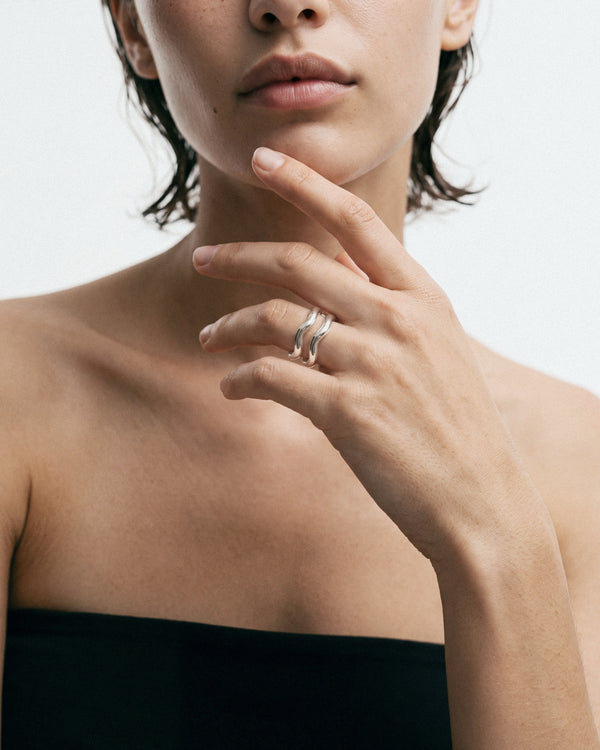 Louis Abel Aurea Polished Twin Ring in Silver, worn by a model – close-up, for COLD SKIN.