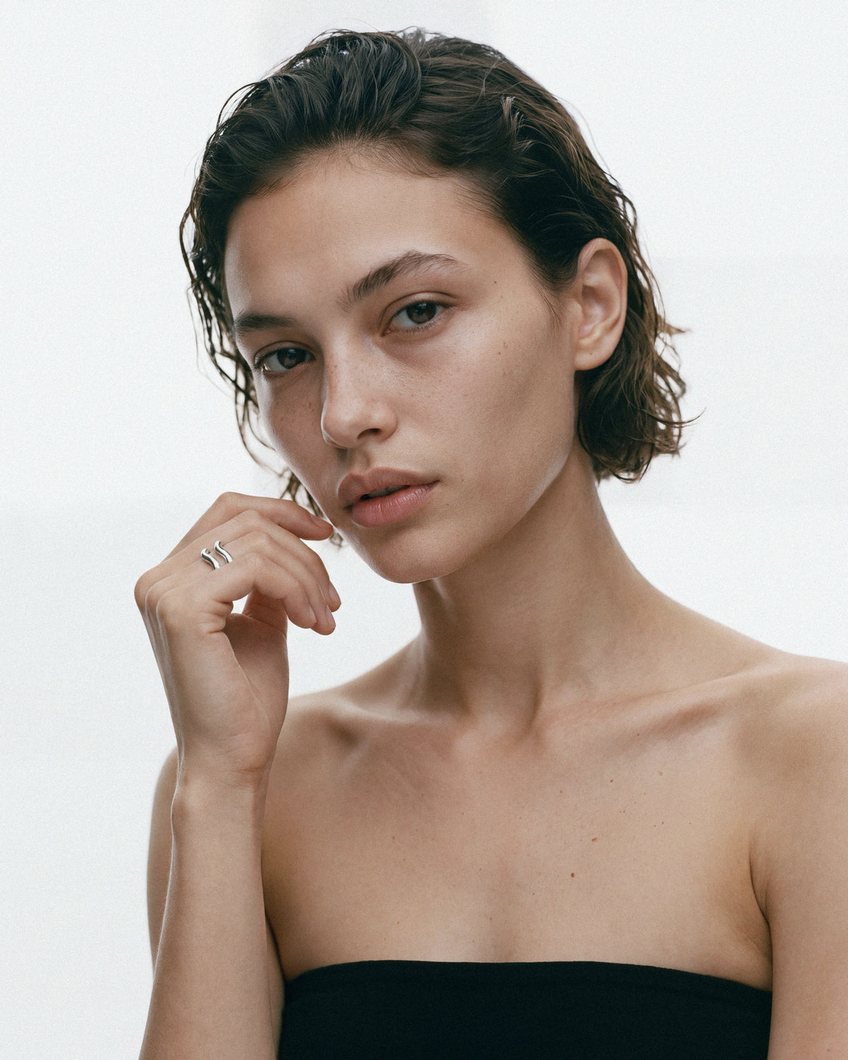 Louis Abel Aurea Polished Twin Ring in Silver, worn by a model, for COLD SKIN.