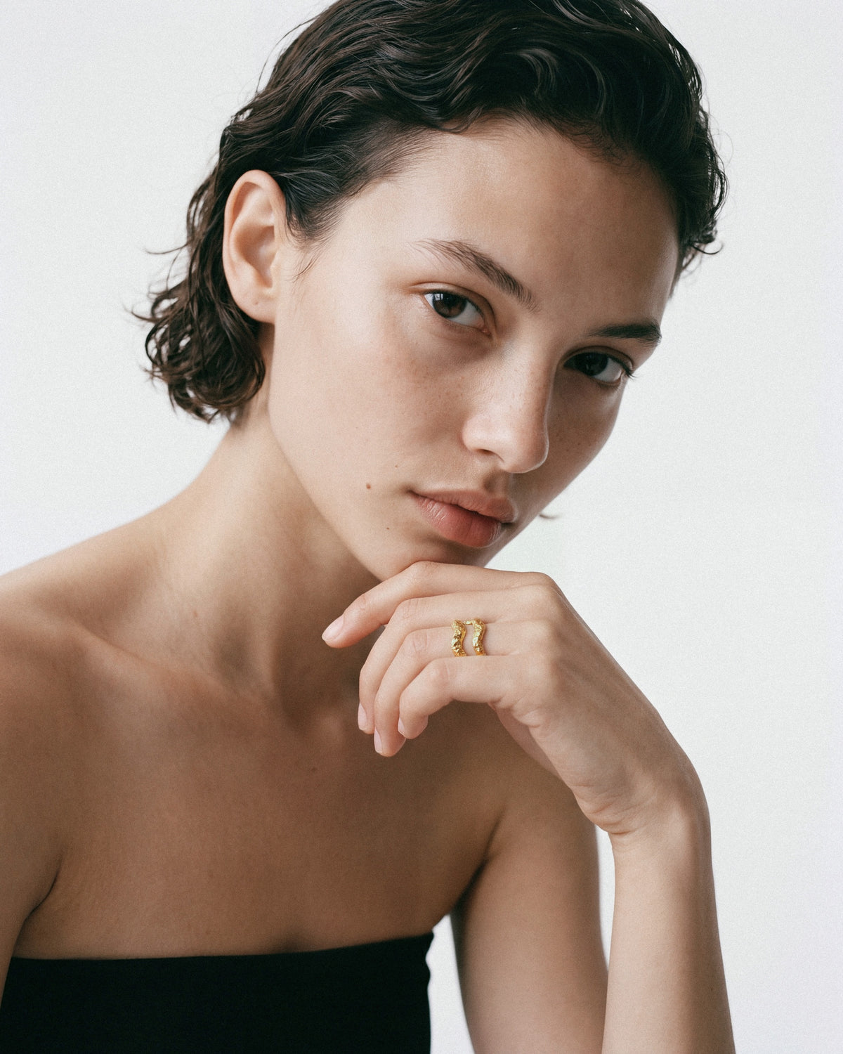 Louis Abel Aurea Twin Ring in Gold, worn by a model, for COLD SKIN.