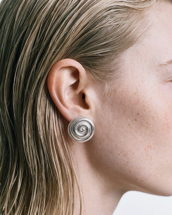 Louis Abel Uzu Mid Earrings in Silver, worn by a model – close-up, for COLD SKIN.