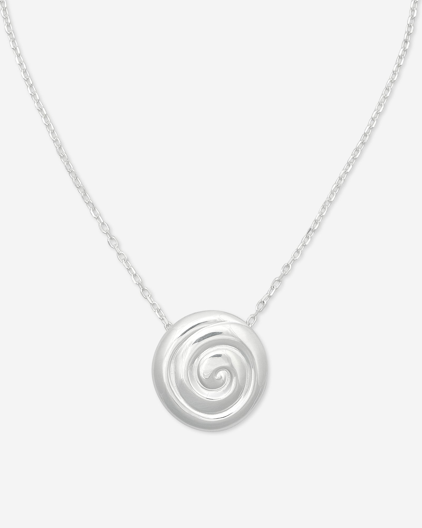 Close-Up of Louis Abel Uzu Mid Necklace Silver.