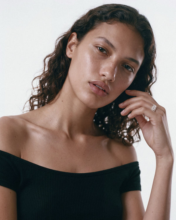 Louis Abel Ventilo Ring in Silver, worn by a model, for COLD SKIN.