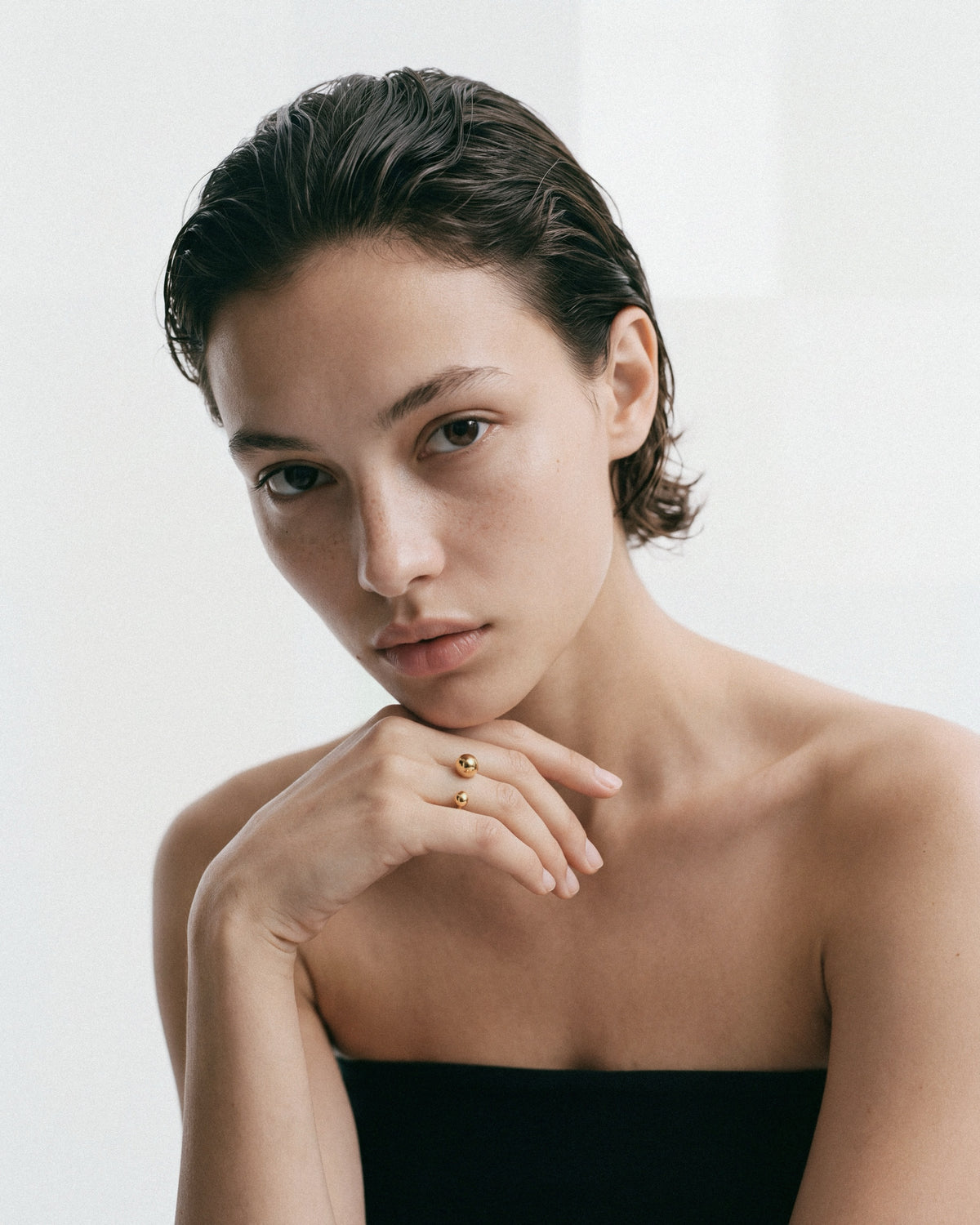 NO MORE Big Bomb Multisize Ring in Gold, worn by a model, for COLD SKIN.