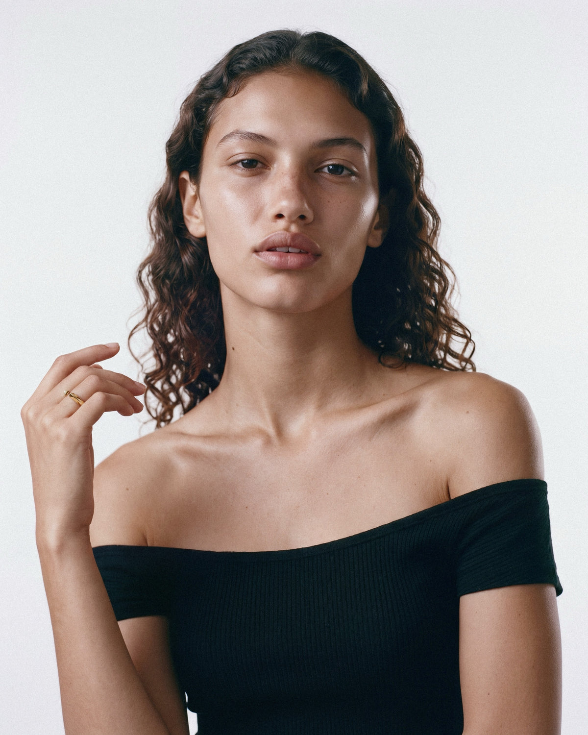 SAGA Open Anchor Ring in Gold, worn by a model, for COLD SKIN.