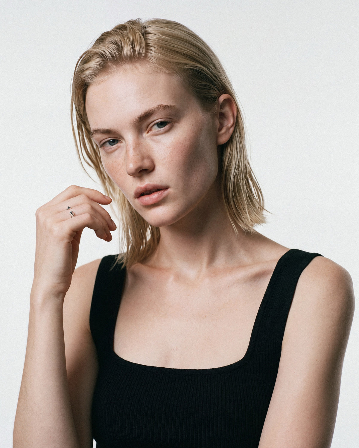 SAGA Open Anchor Ring in Silver, worn by a model, for COLD SKIN.