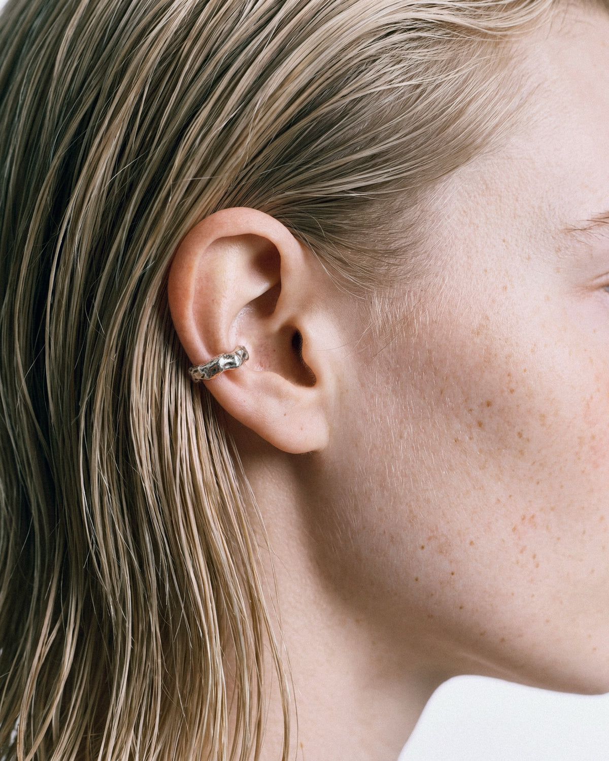 SEASTER Raw Ear Cuff Big in Silver, worn by a model – close-up, for COLD SKIN.