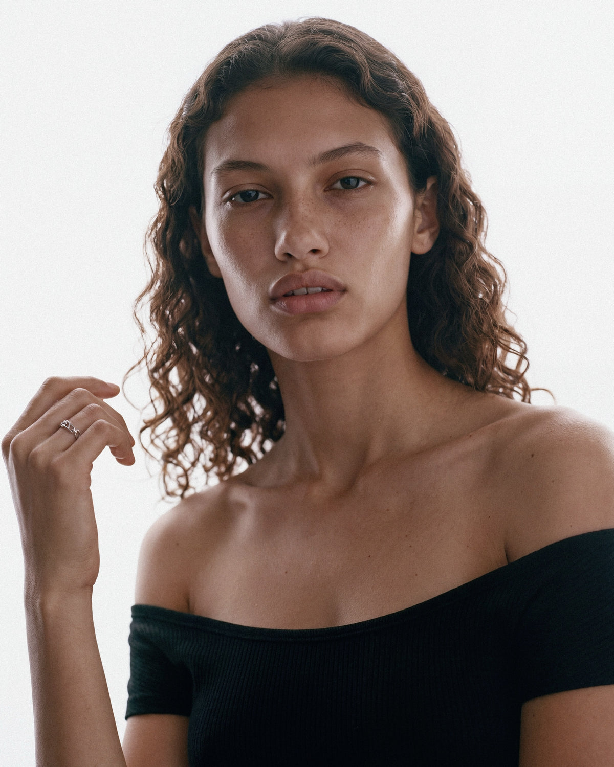 STRUGA Signature Links Female Ring in Silver, worn by a model, for COLD SKIN.