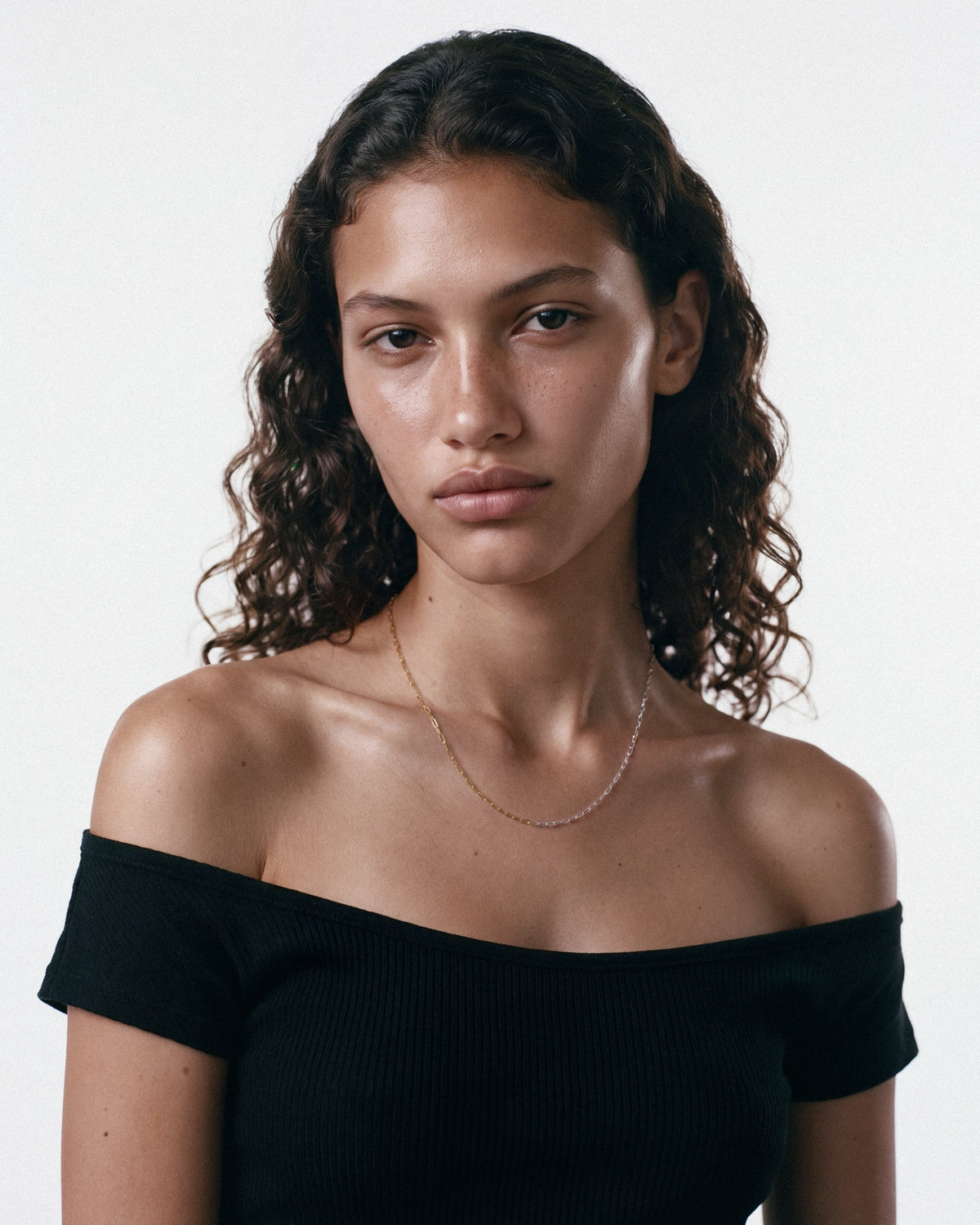 SAGA Signature Rolo Chain in Gold, worn by a model, for COLD SKIN.