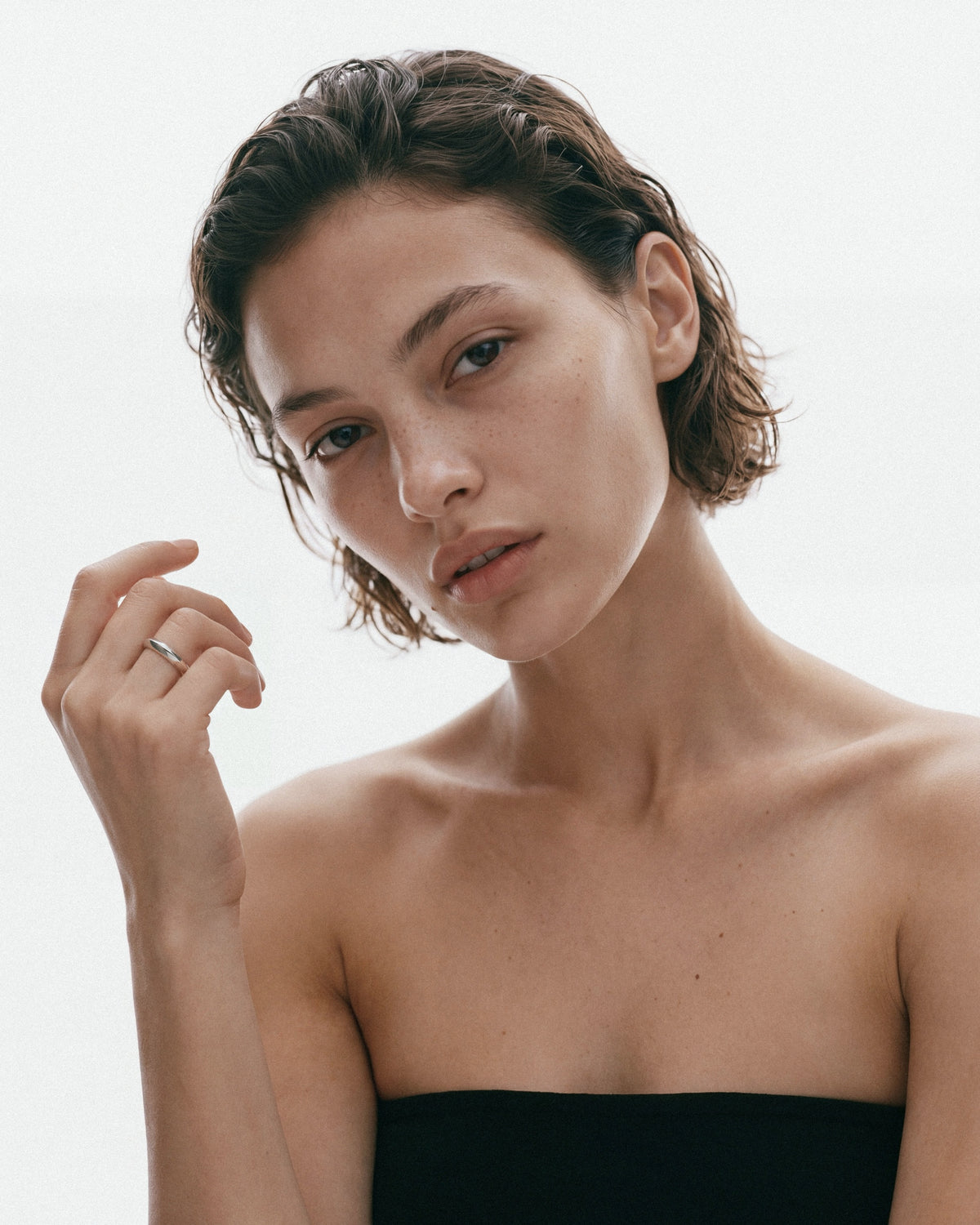 SAGA Small Anchor Ring in Silver, worn by a model, for COLD SKIN.