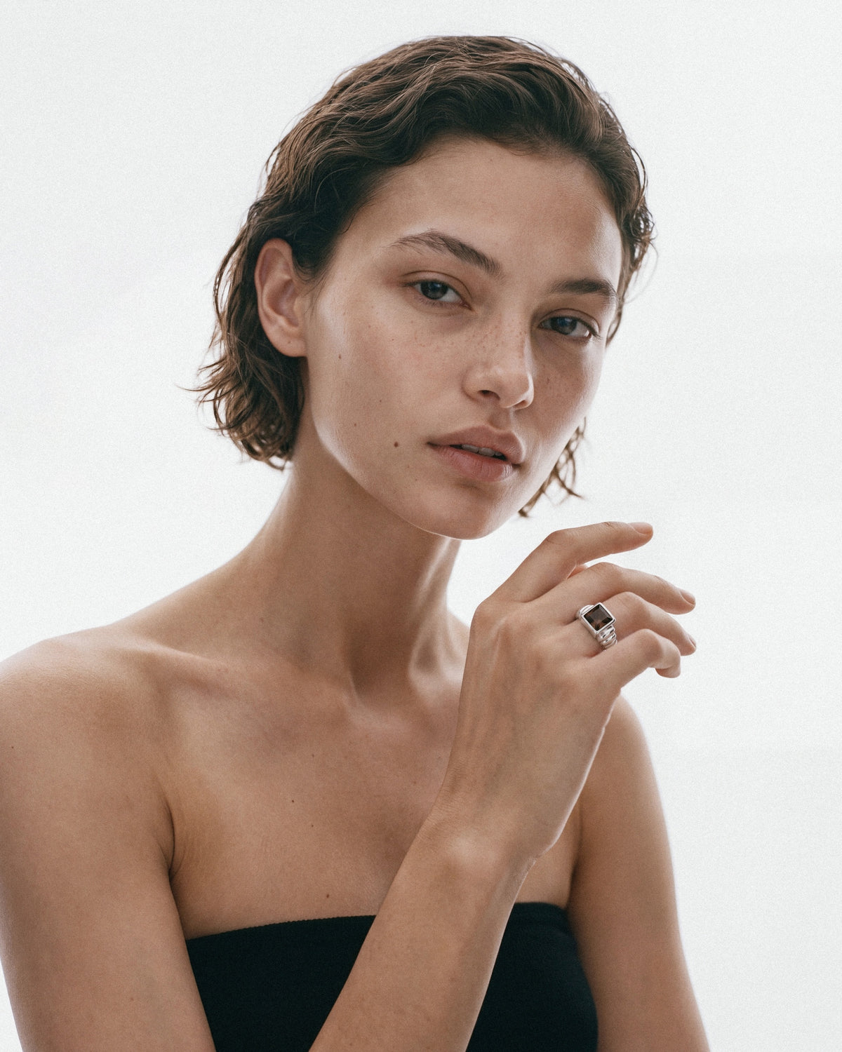 ÉCLIS Smoky Rebel Ring in Silver & Brown, worn by a model, for COLD SKIN.