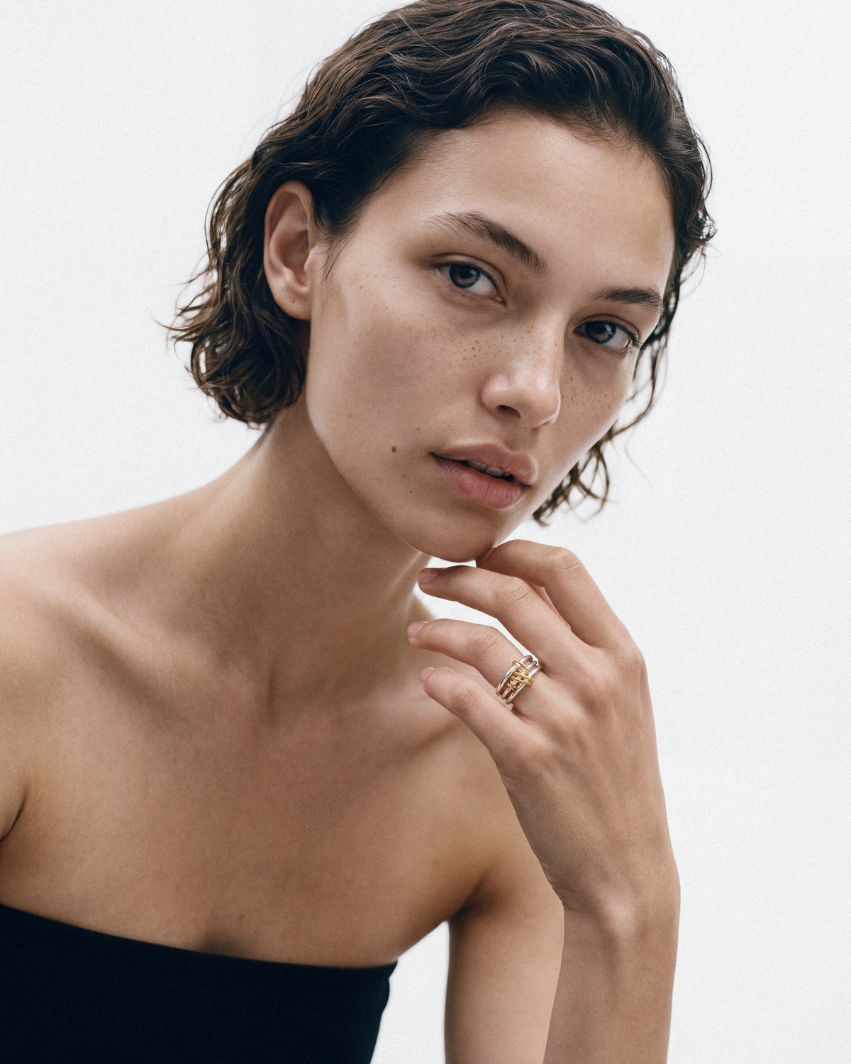 Éclis Triple Ring No. 2 in silver with gold detail, worn by a model, for COLD SKIN.